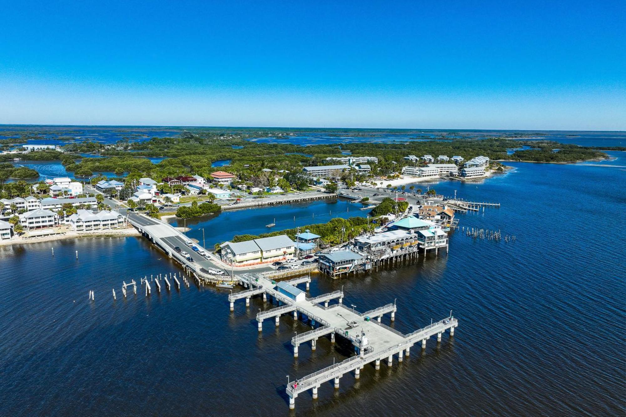 Beachfront Cedar Key Retreat With Pool Access! 外观 照片
