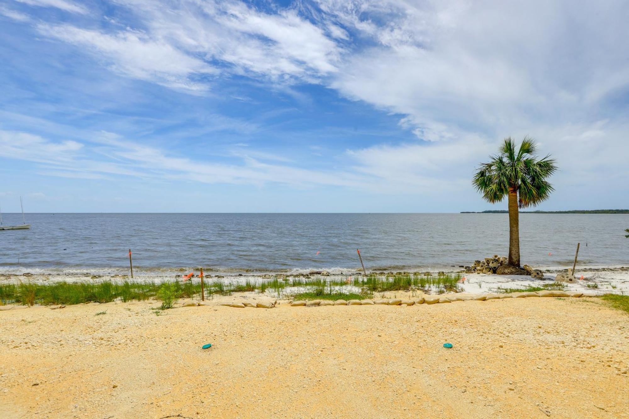 Beachfront Cedar Key Retreat With Pool Access! 外观 照片