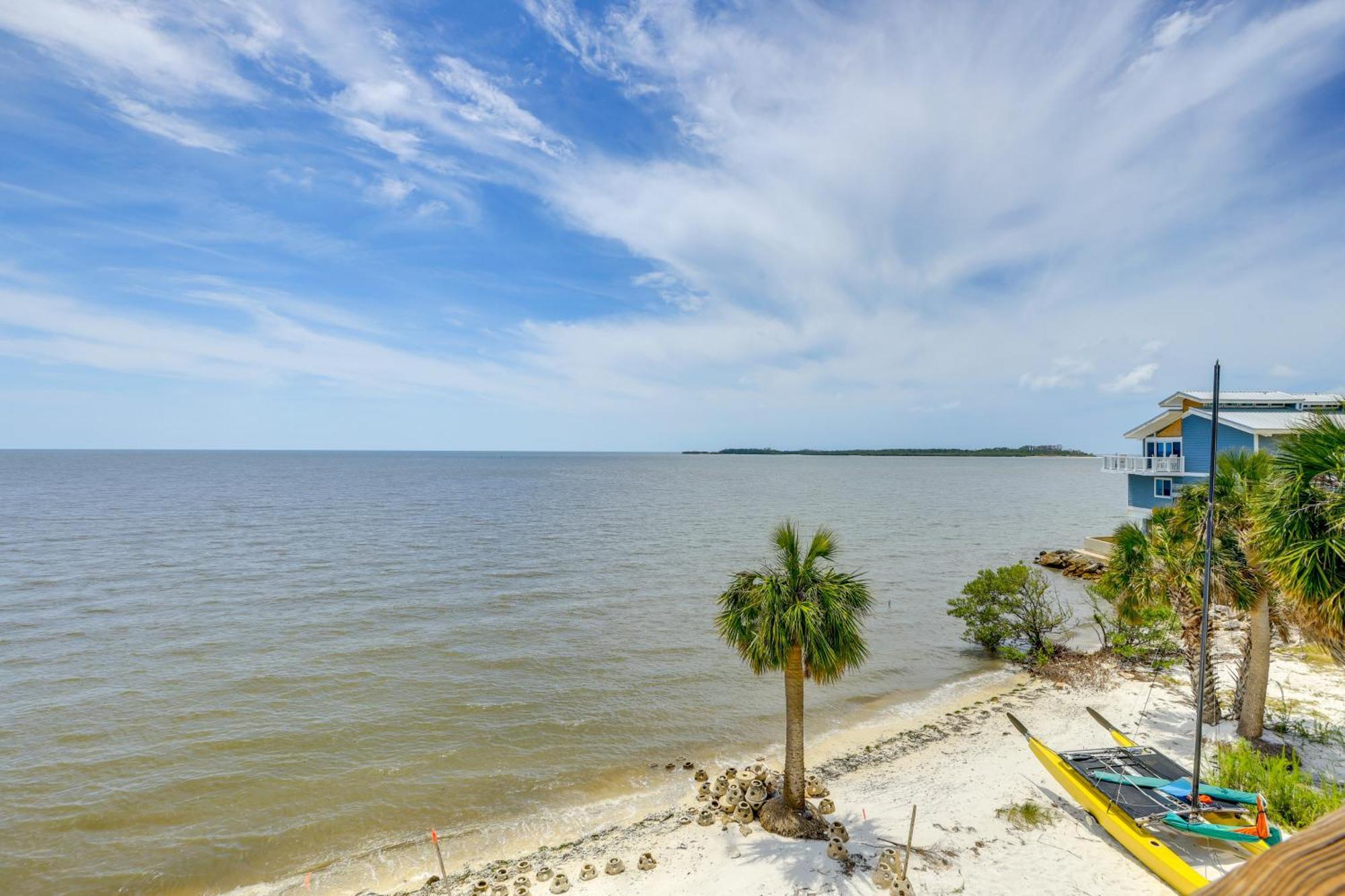 Beachfront Cedar Key Retreat With Pool Access! 外观 照片